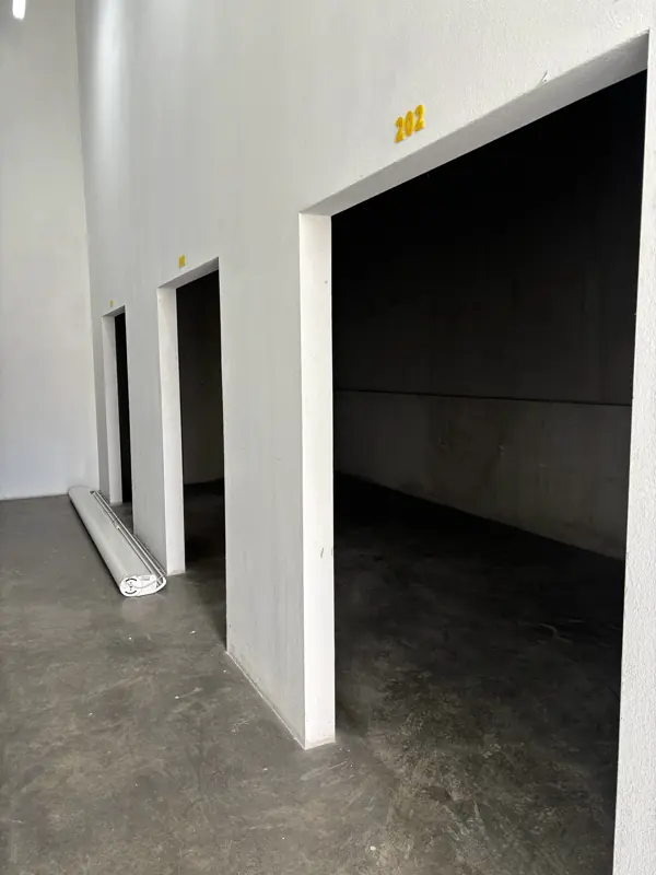 Los accesos a las bodegas grandes, con portones más anchos.