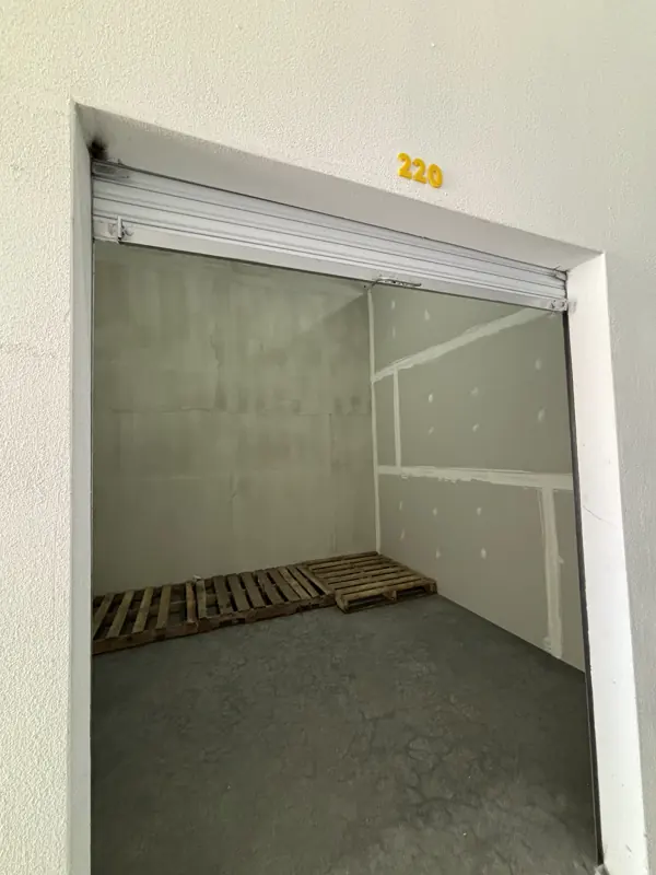 Bodega 220, con tarimas para levantar la carga del piso.