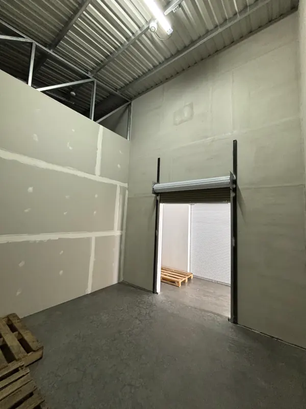 Bodega de doble altura con portón enrollable.