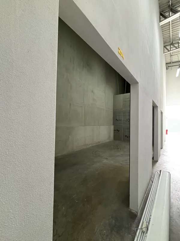 Una bodega grande, con altura para estantería industrial.
