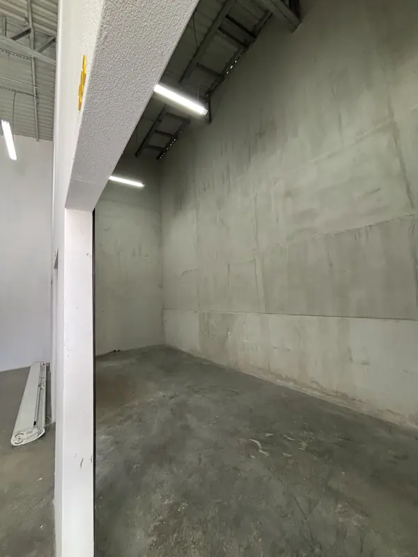 Otro de los espacios grandes, con muro de concreto a la vista.