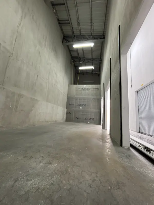 Una bodega grande en proceso de acabado.