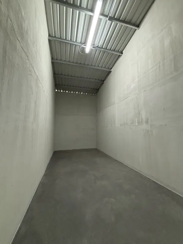Una de las bodegas pequeñas, con techo y luz propios.