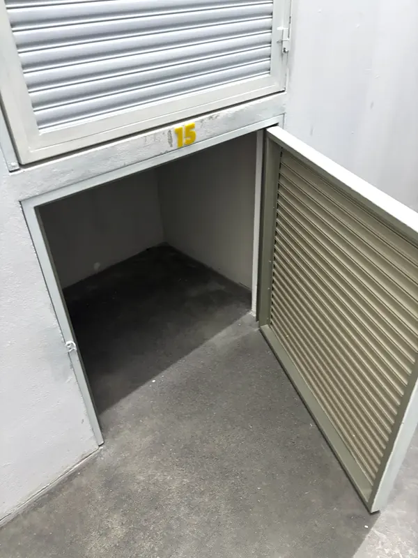 Un locker abierto, visto desde el pasillo.