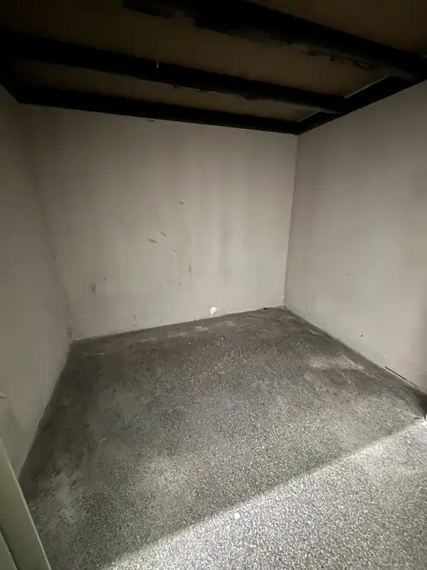 El interior de un locker de 1 m².