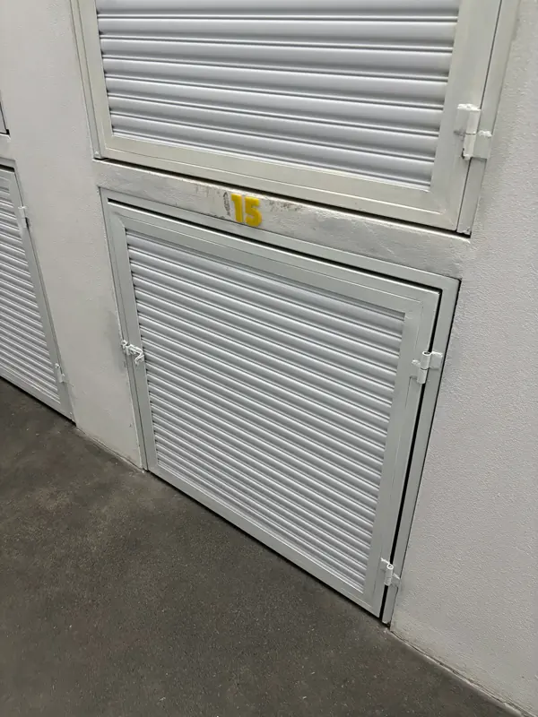 Los lockers, numerados y con cierre individual.