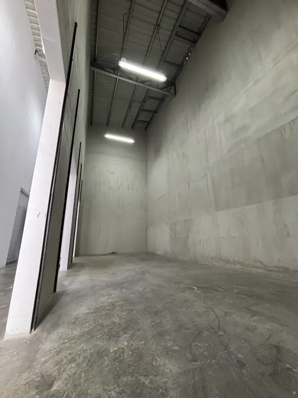 Espacio amplio con iluminación de nave.