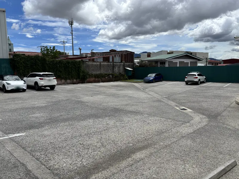 El parqueo dentro de la propiedad, para clientes.