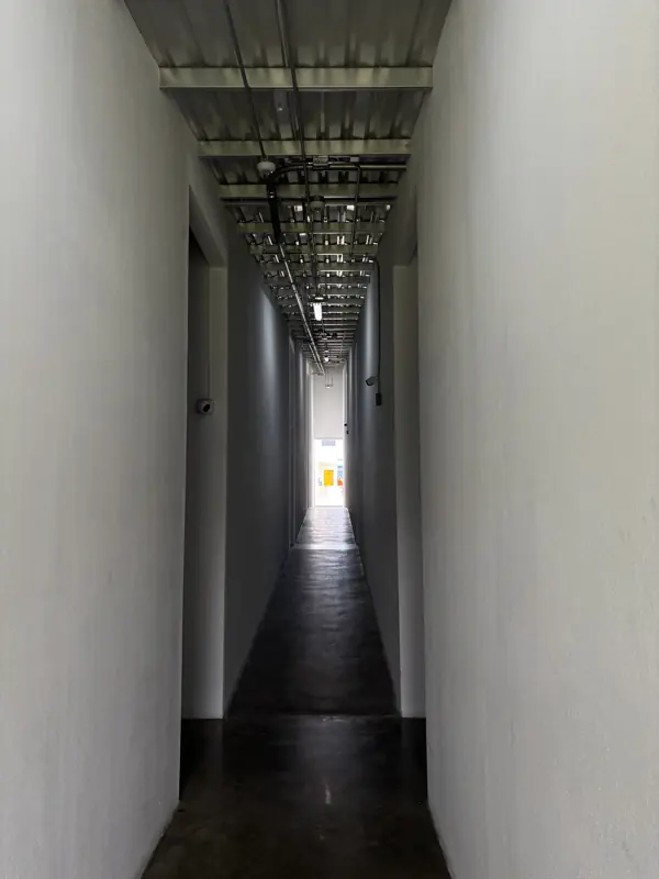 Un pasillo largo, iluminado de punta a punta.