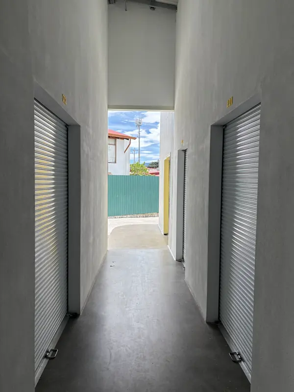 Los pasillos abren al exterior y entra luz natural.