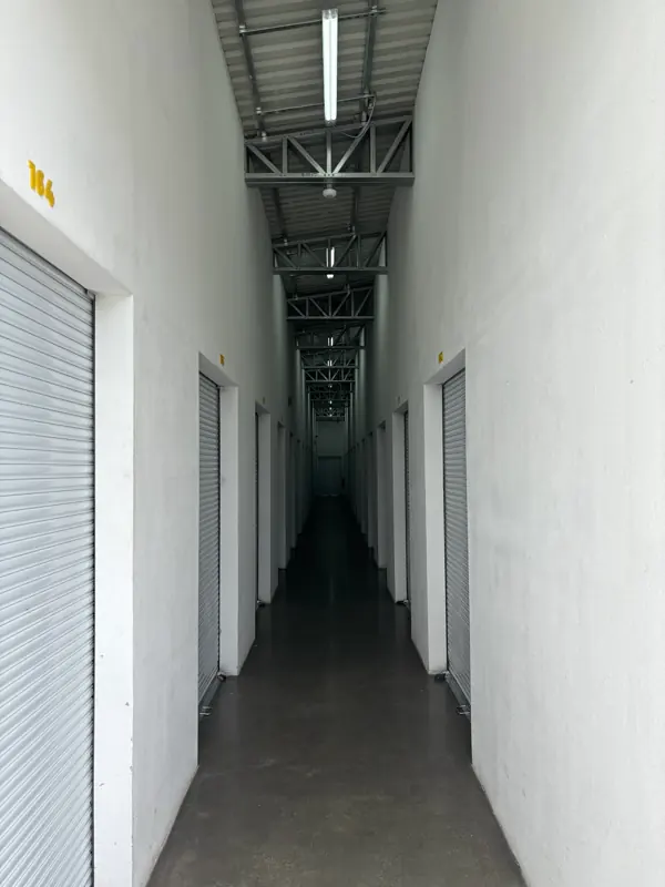 El pasillo principal, con las bodegas numeradas a ambos lados.