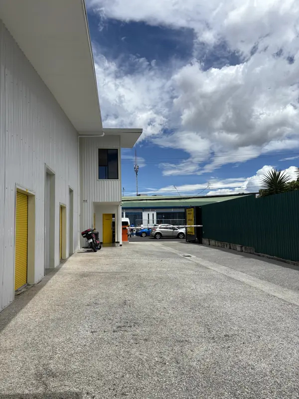 El patio de maniobras: puede llegar en carro o camión hasta la puerta de su bodega.